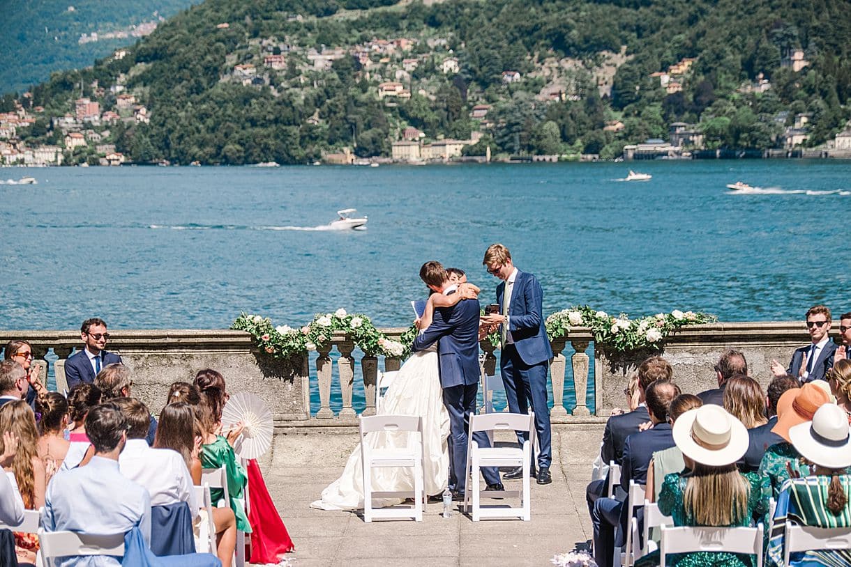 la mariée prend dans les bras le marié lors de la fin des voeux pour le remercier à la villa pizzo