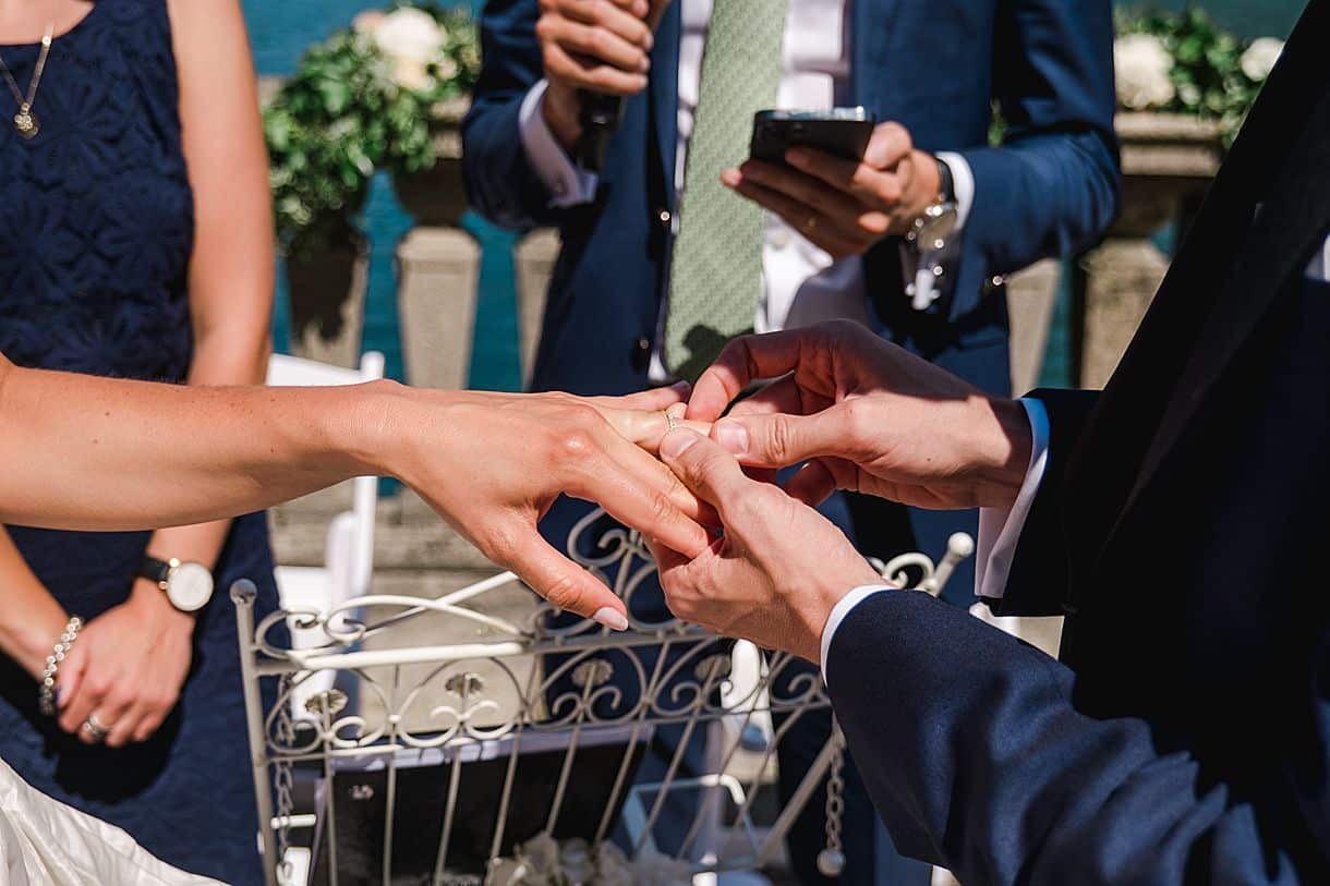 détail de la bague de la mariée quand le marié lui mets