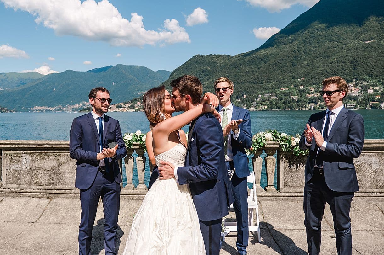 les mariés s'embrassent lors de la remise des alliances au lac de come à la villa pizzo lors de la cérémonie laique