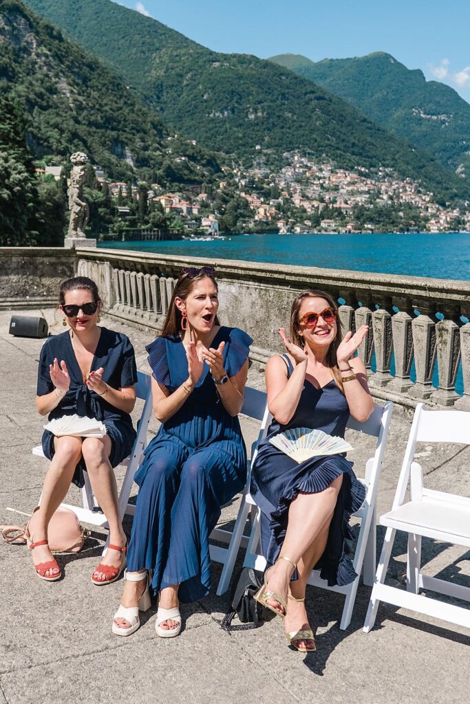 photos des témoins de la mariée en train d'applaudir les mariés au lac de come à la villa pizzo lors de la cérémonie laique