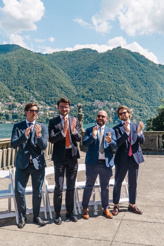 les témoins du marié applaudissent les mariés lors de la cérémonie laique à la villa pizzo photos prise par julien boyer photographe de mariage