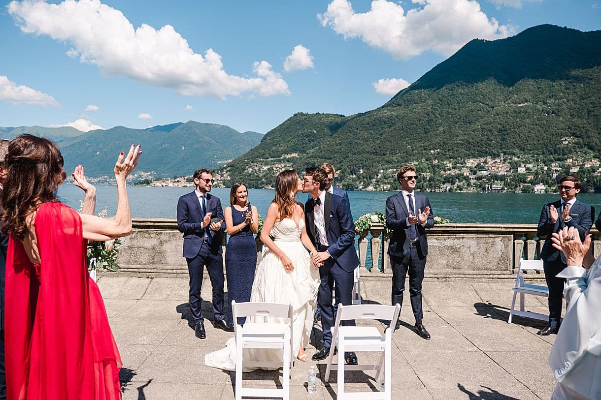 les invités applaudissent les mariés lors de la cérémonie laique au lac de come à la villa pizzo photos par julien boyer destination photographer wedding