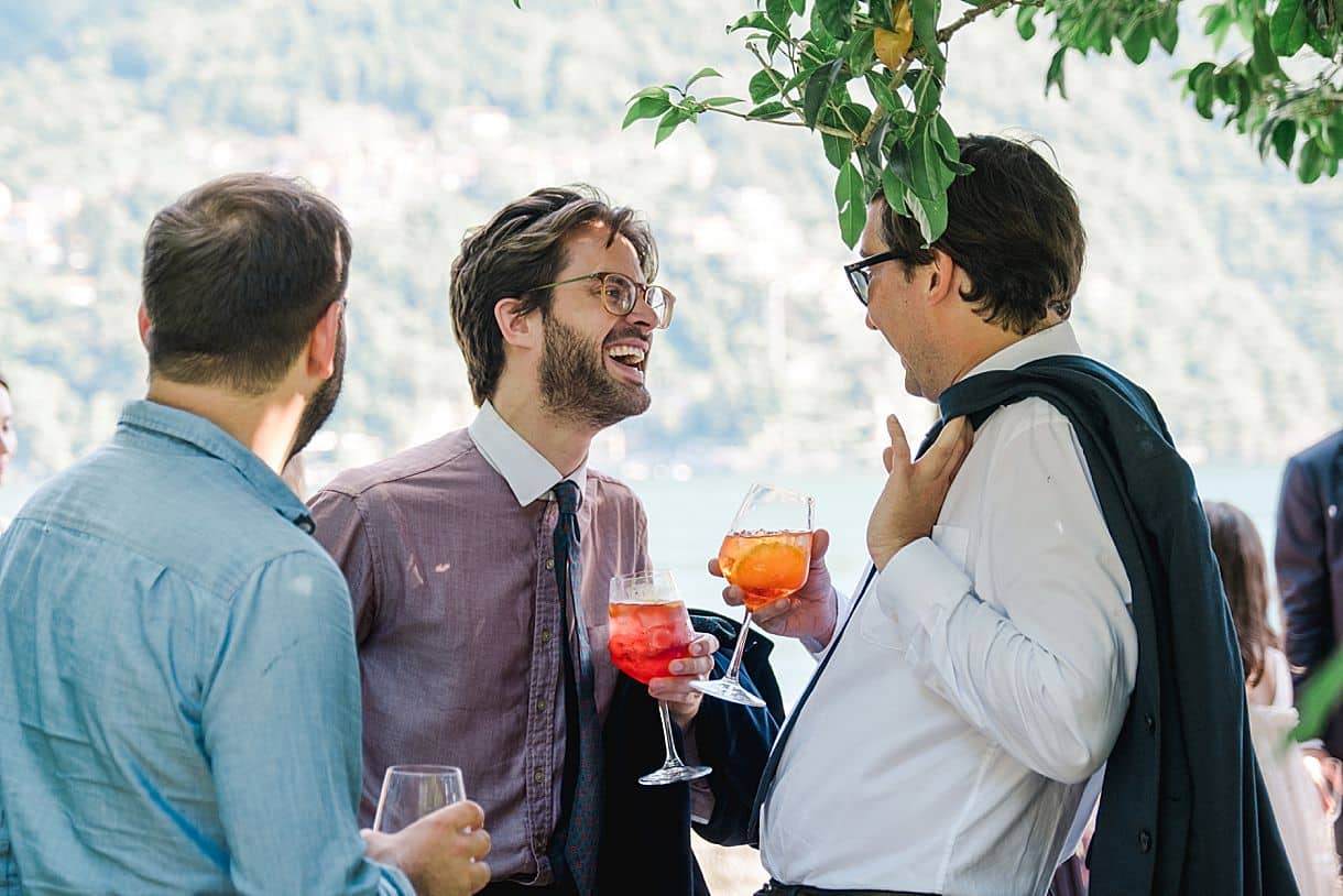 photos des invités en train de passer un bon moment à la villa pizzo lors du cocktail par julien boyer photographe de mariage