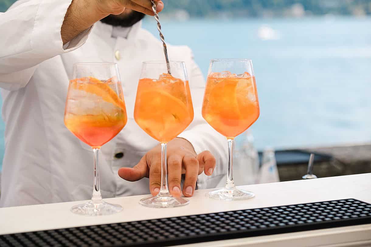 détail des verres aperol lors d'un mariage à la villa pizzo au lake como par julien boyer de pixaile photography destination wedding photographer