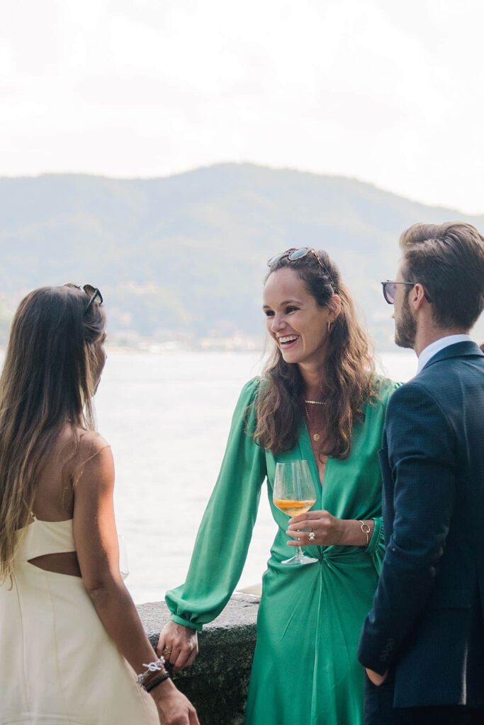 les invités passent un moment joyeux lors d'un mariage à la villa pizzo au lac de come