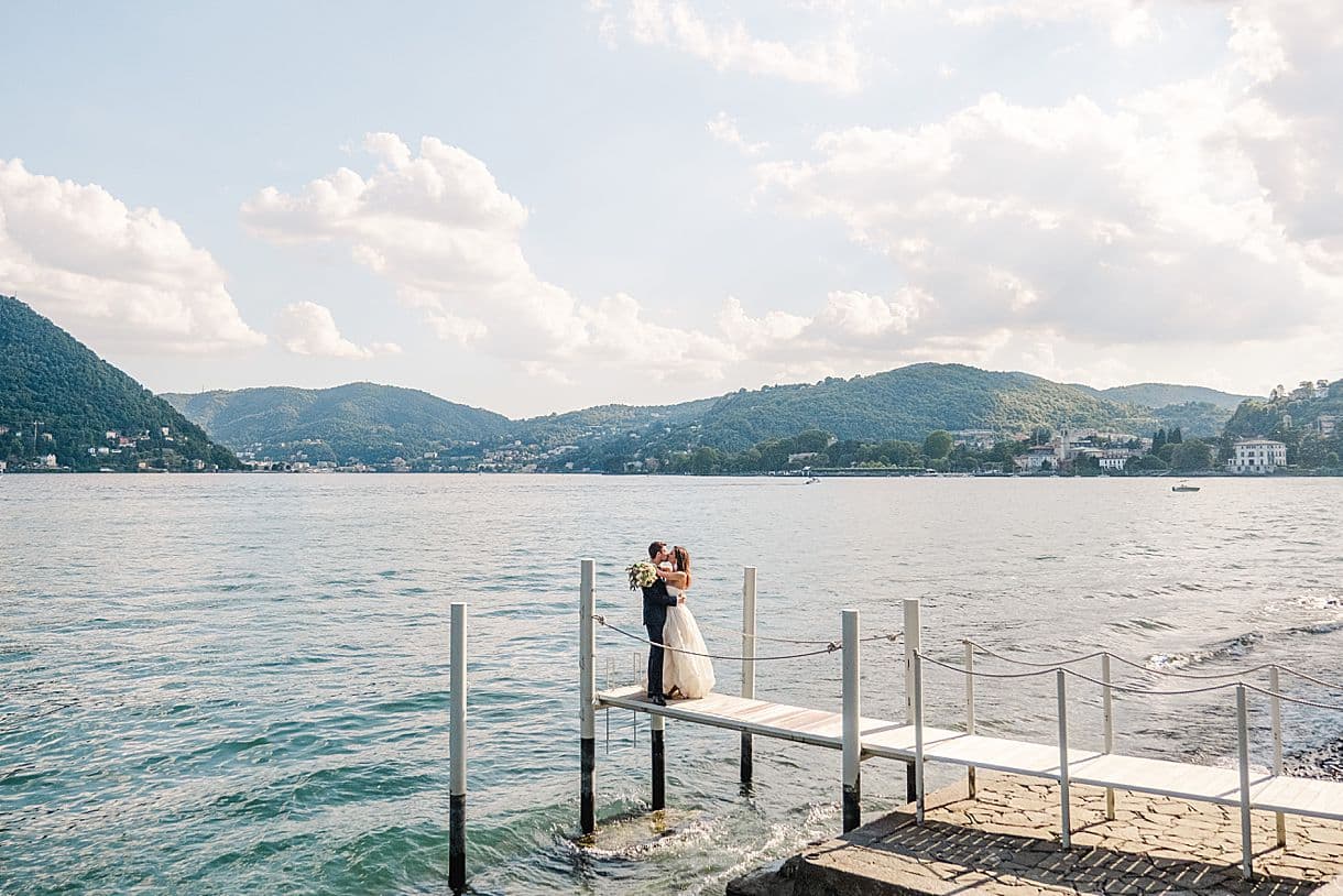 photo des mariés sur le pont de la villa pizzo au lac de come par julien boyer pixaile photography destination wedding photographer