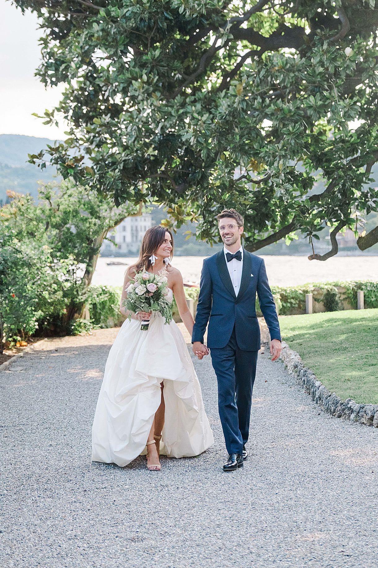 photos des mariés en train de marcher à la villa pizzo au lac de come par julien boyer destination wedding photographer