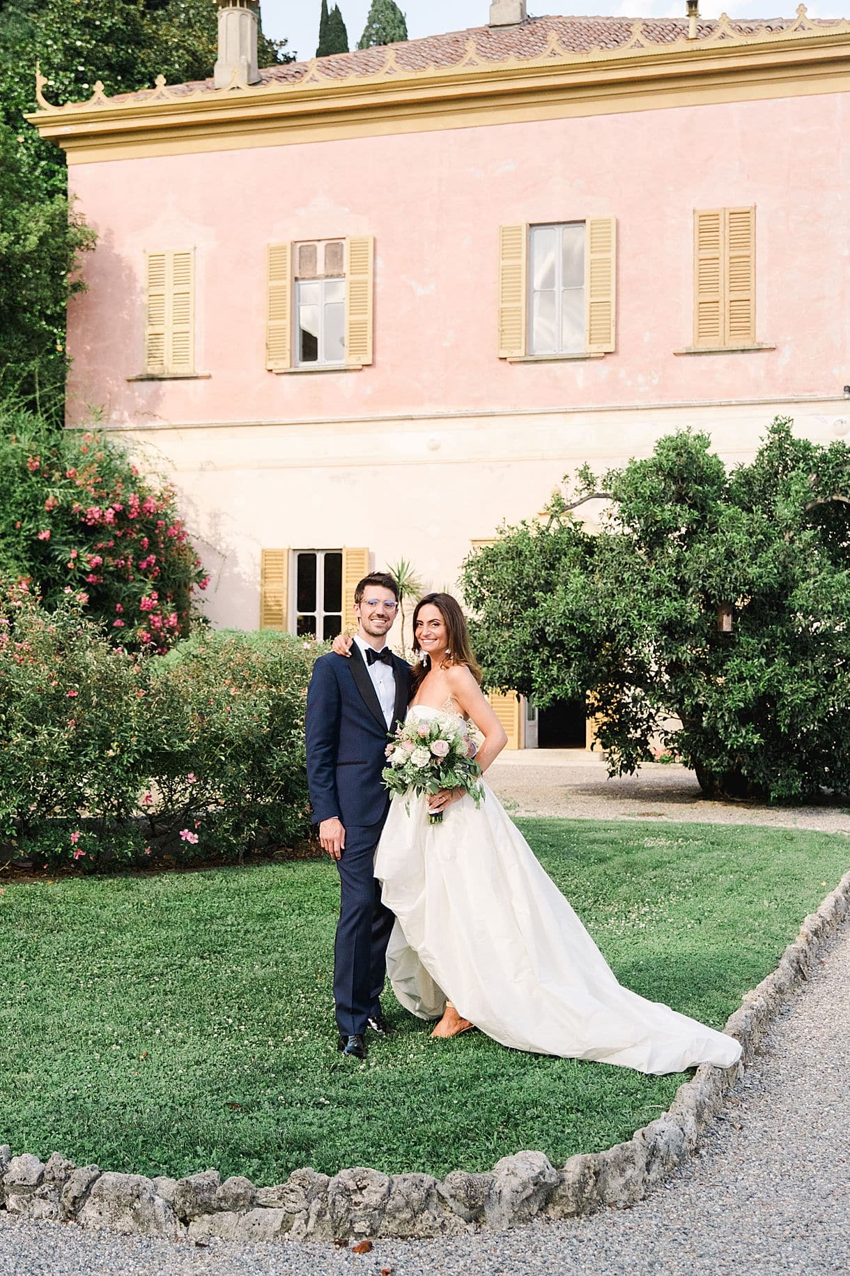 photos des mariés devant la villa pizzo au lac de come par pixaile photography destination wedding photographer