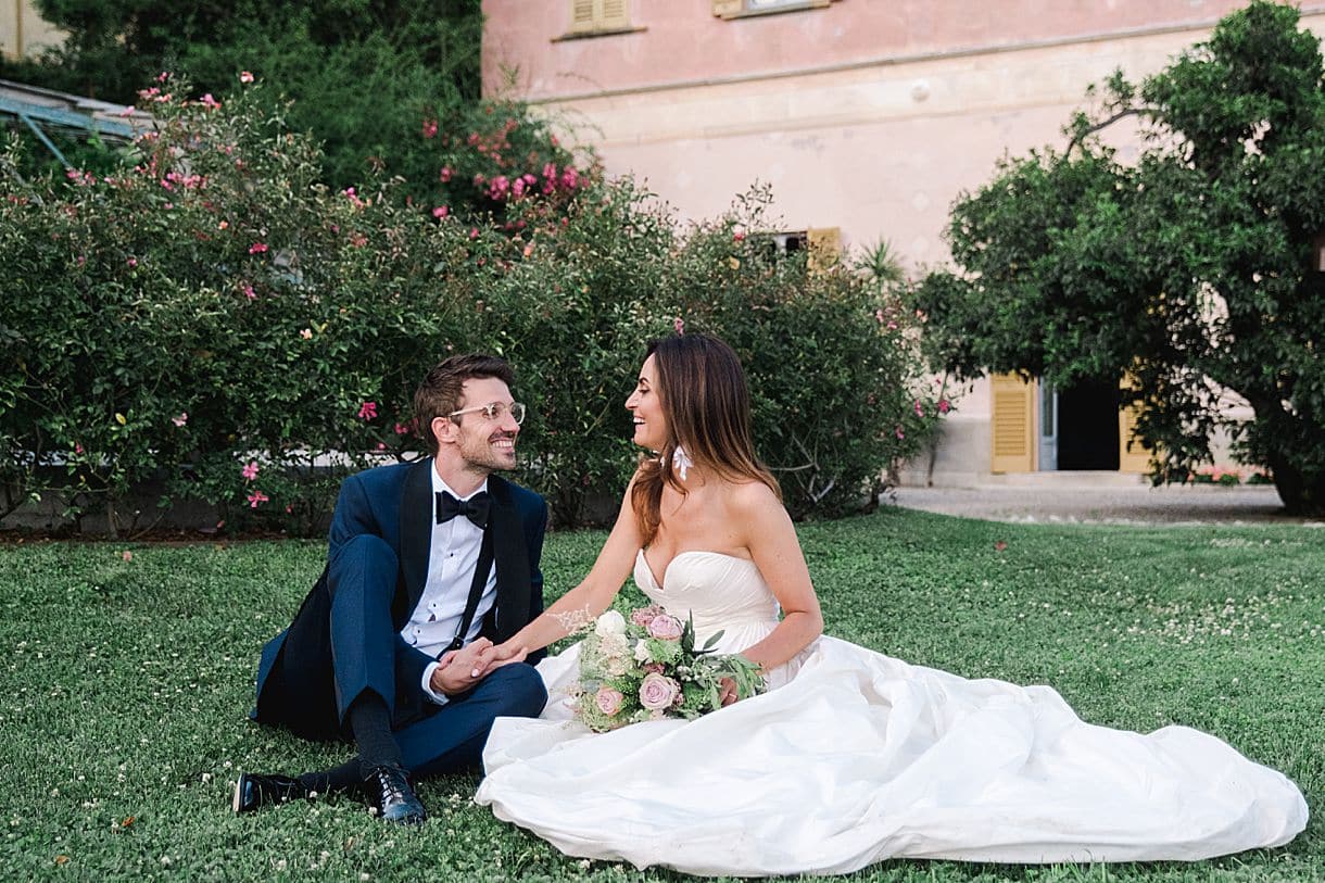 photos des mariés assis devant la villa pizzo par pixaile photography photographe de mariage