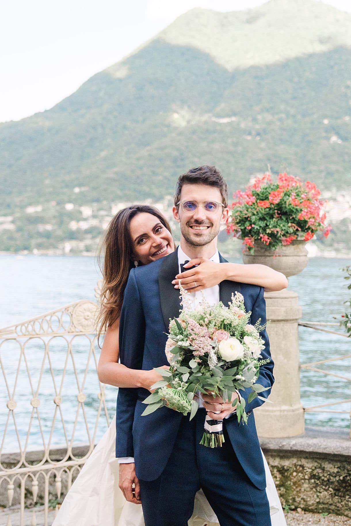 photos des mariés devant les montagnes du lac de come à la villa pizzo par julien boyer photographe de mariage à bordeaux