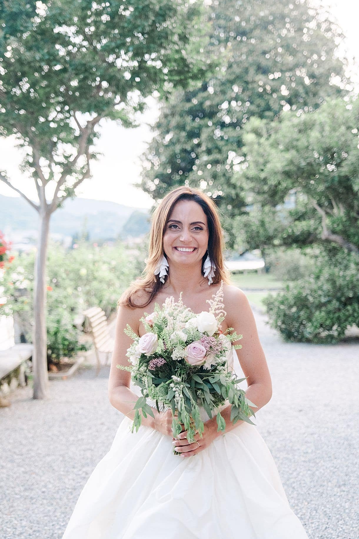 photos de portrait de la mariée à la villa pizzo au lac de come par julien boyer photograhe de mariage à bordeaux