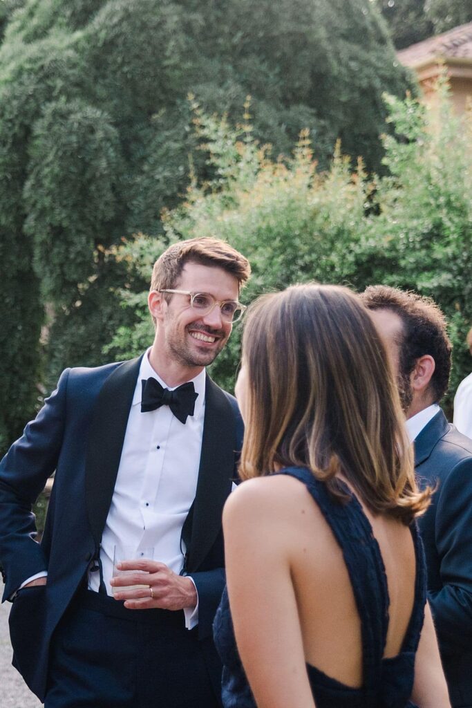 photos du marié en train de passer un bon moment avec ses invités lors de son mariage à la villa pizzo