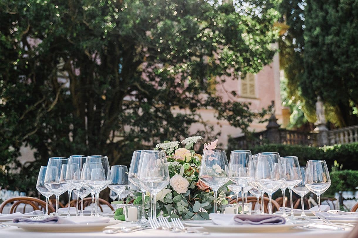 photos de détail des tables de réception de mariage à la villa pizzo au lac de come par julien boyer destination wedding photographer