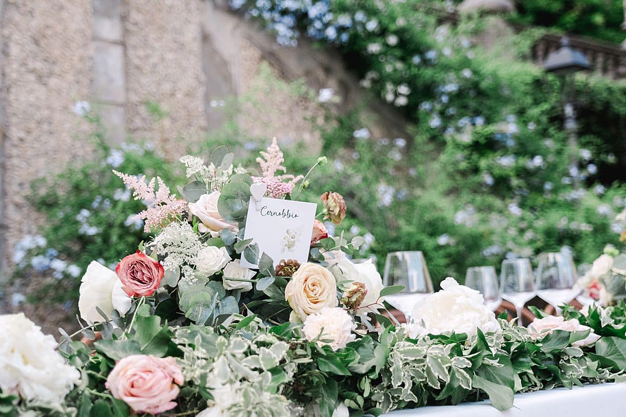 détail des fleurs de mariage avec le nom de table à la villa pizzo au lac de come