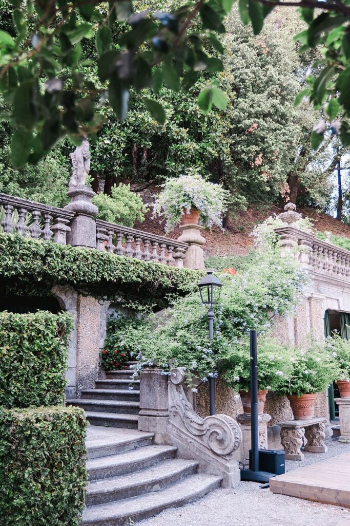 photos des escaliers de la villa pizzo pour descendre à la salle de réception