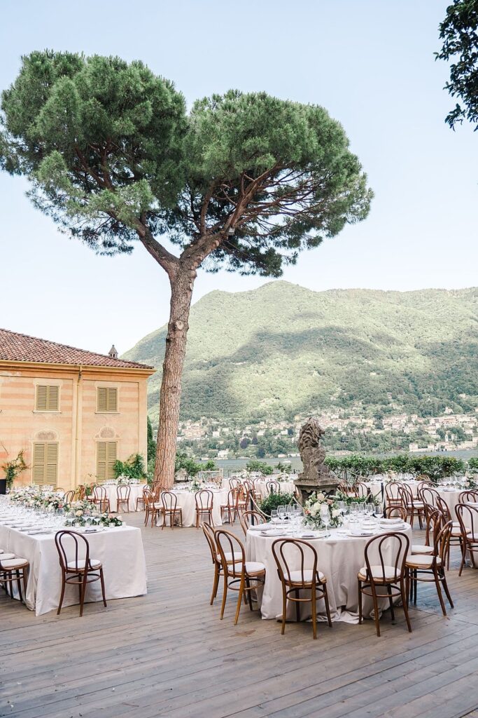 photos de l'ensemble des tables de réception à la villa pizzo lors d'un mariage sur le lac de come