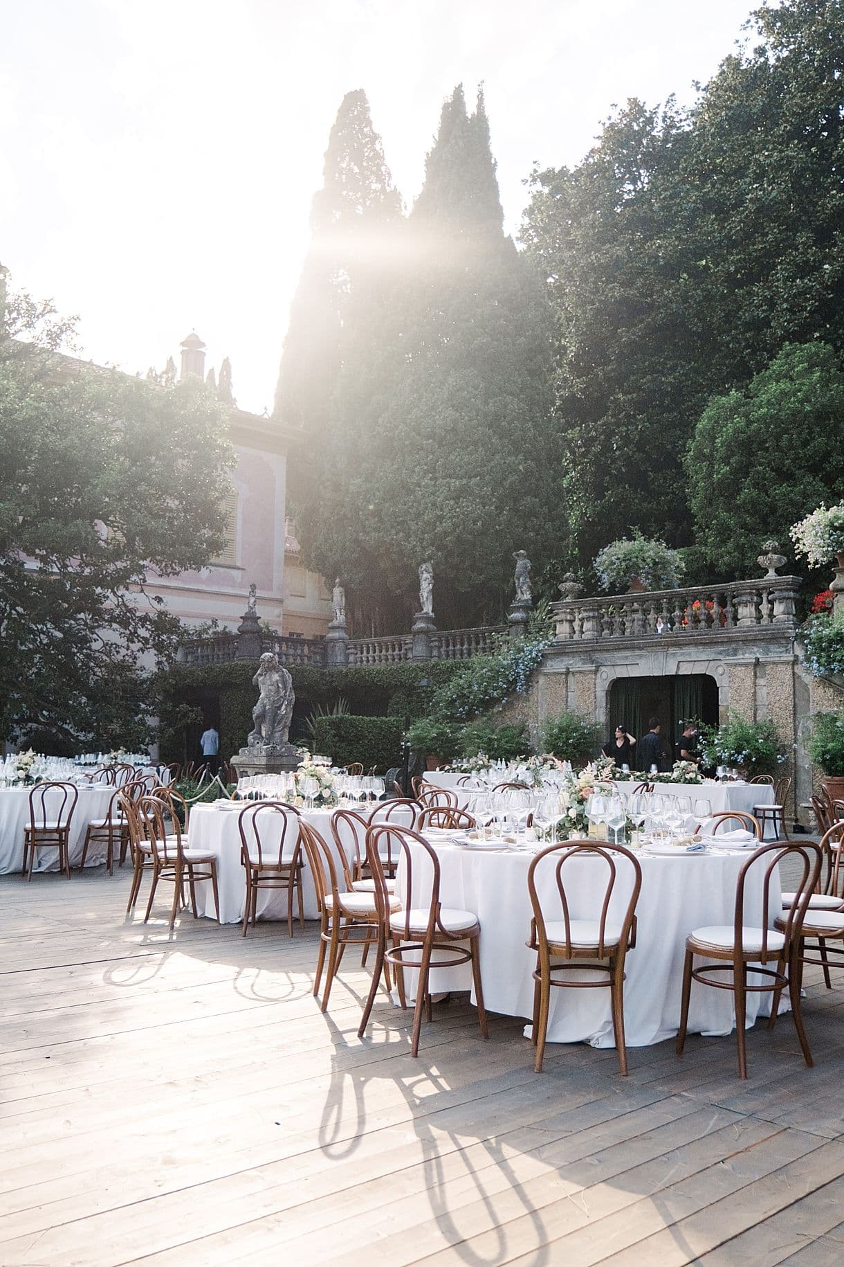 photos des tables de réception devant la villa pizzo au lac de come