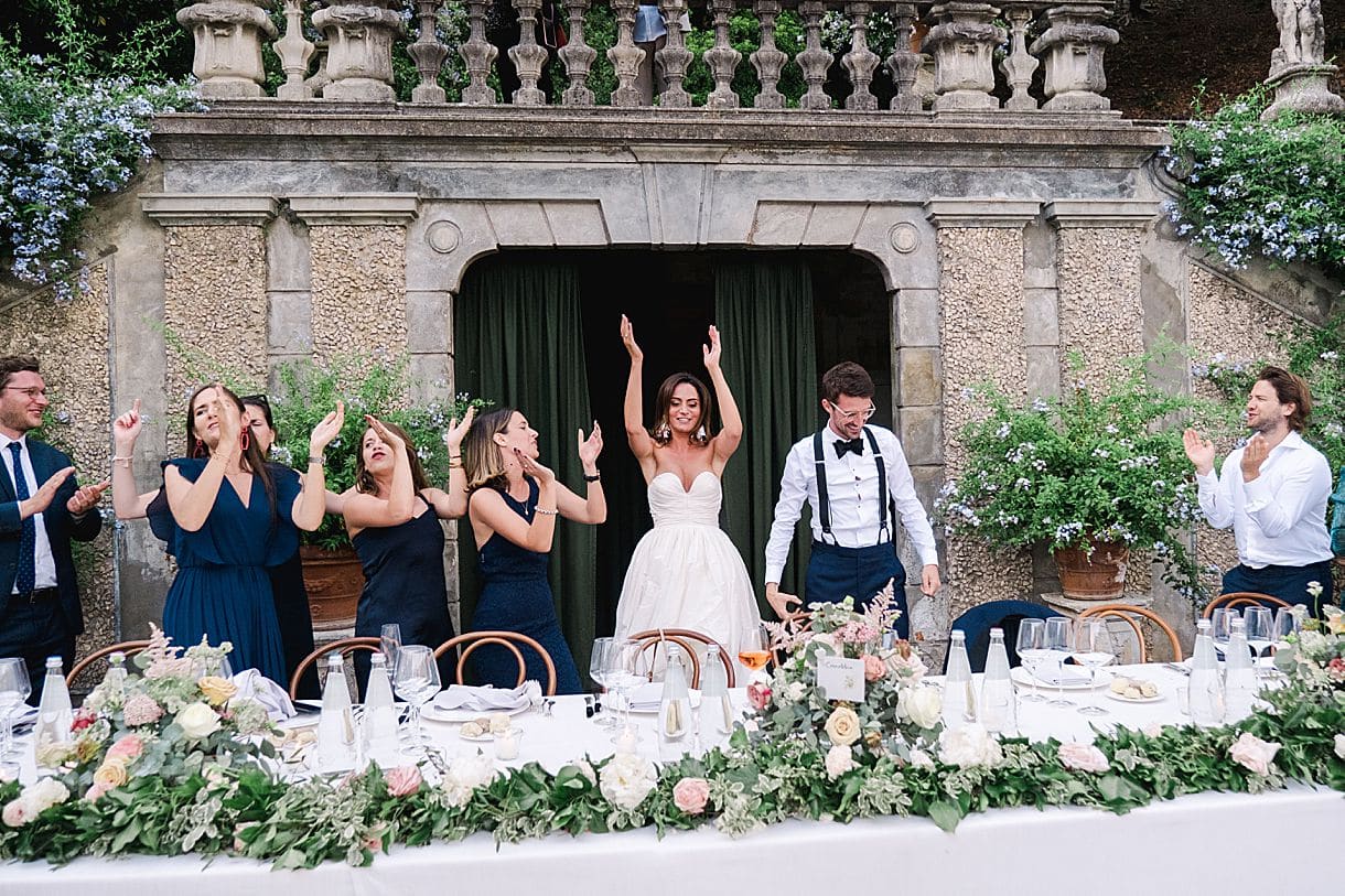 entrée des mariés sur la table d'honneur à la villa pizzo au lac de come