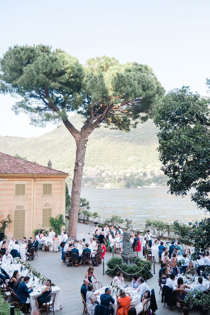 photos de l'ensemble des invités en train de diner lors d'un mariage à la villa pizzo sur le lac de come