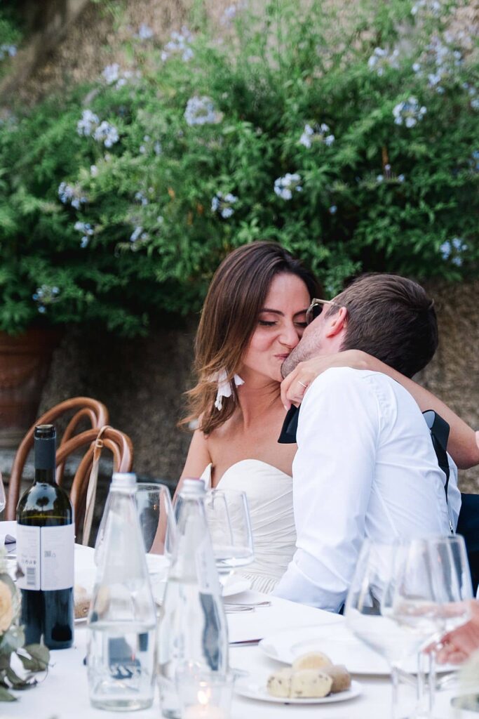 les mariés s'embrassent lors de leur mariage à la villa pizzo au lac de come