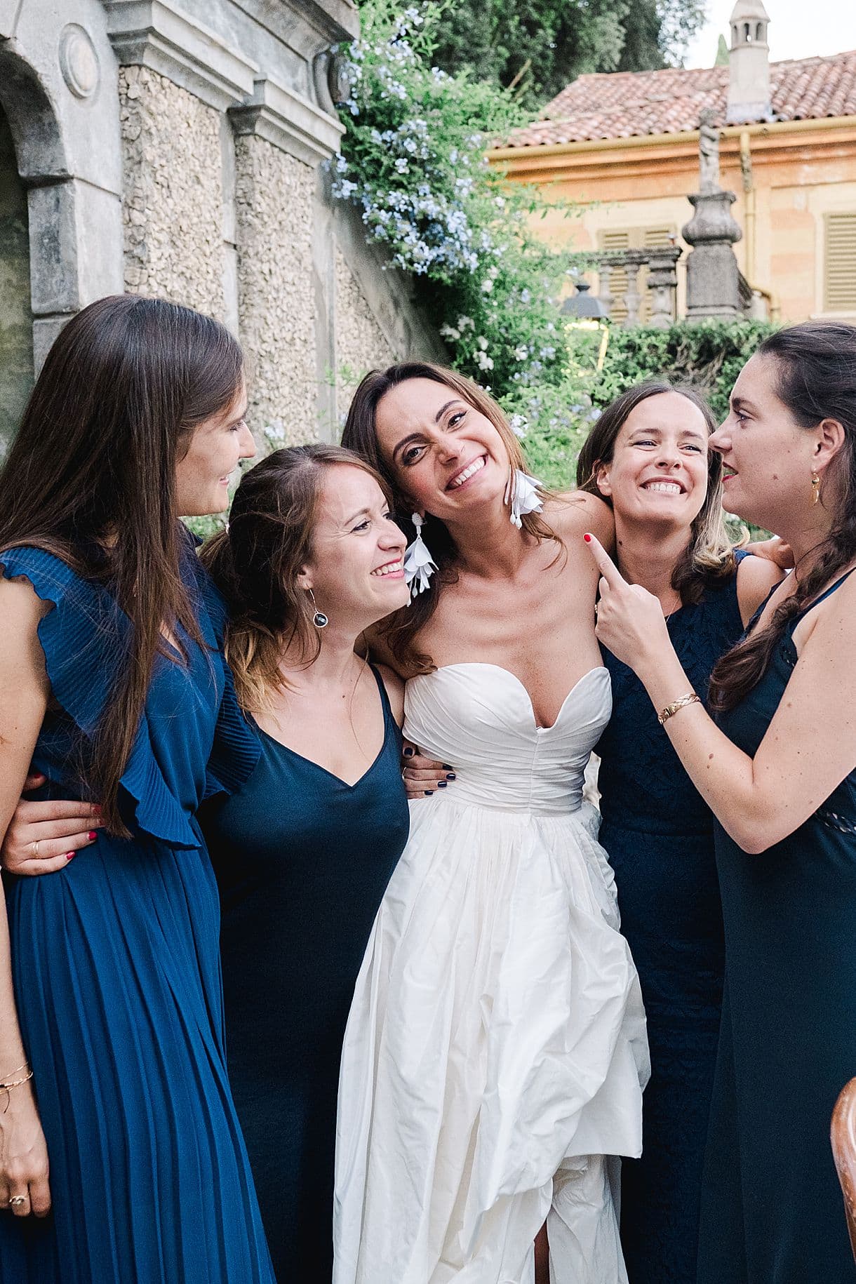 photos des témoins et de la mariée lors de la soirée pour leur mariage au lac de come à la villa pizzo