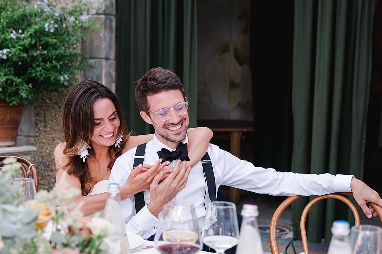 les mariés sont en train de rire lors des discours des témoins à la villa pizzo au lac de come