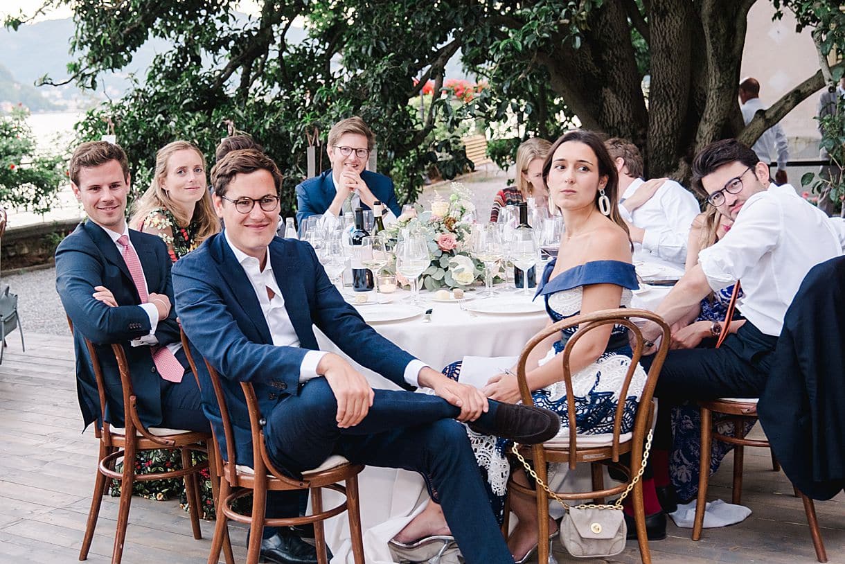 photos de la tables des invités lors du mariage à la villa pizzo au lac de come