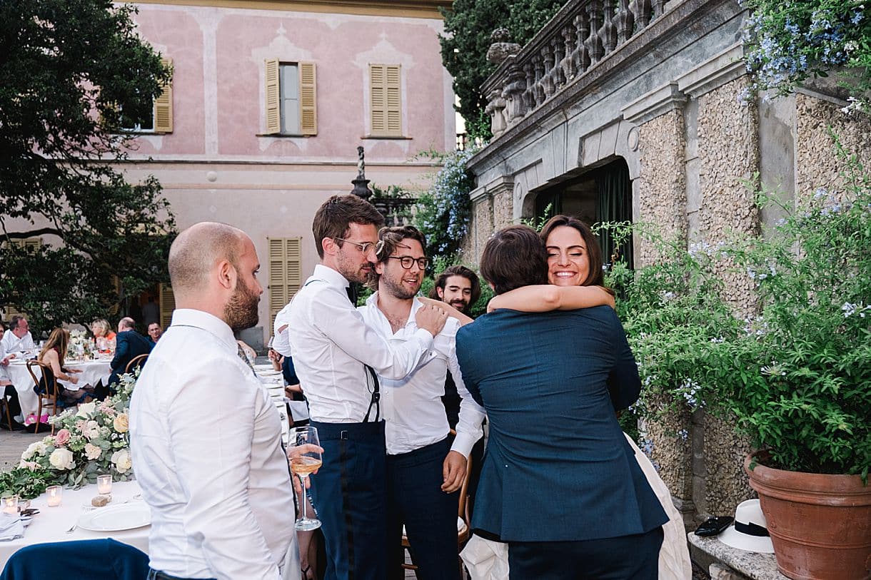 la mariée prend dans les bras le témoin pour le remercier du discours